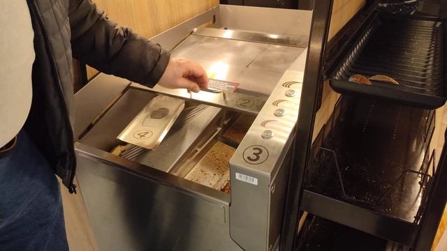 Машина для нарезки хлеба в магазине. Самообслуживание во Франции. смотреть онлайн