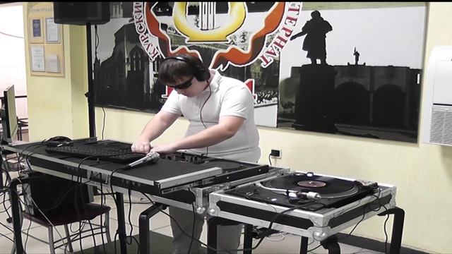 слепой диджей