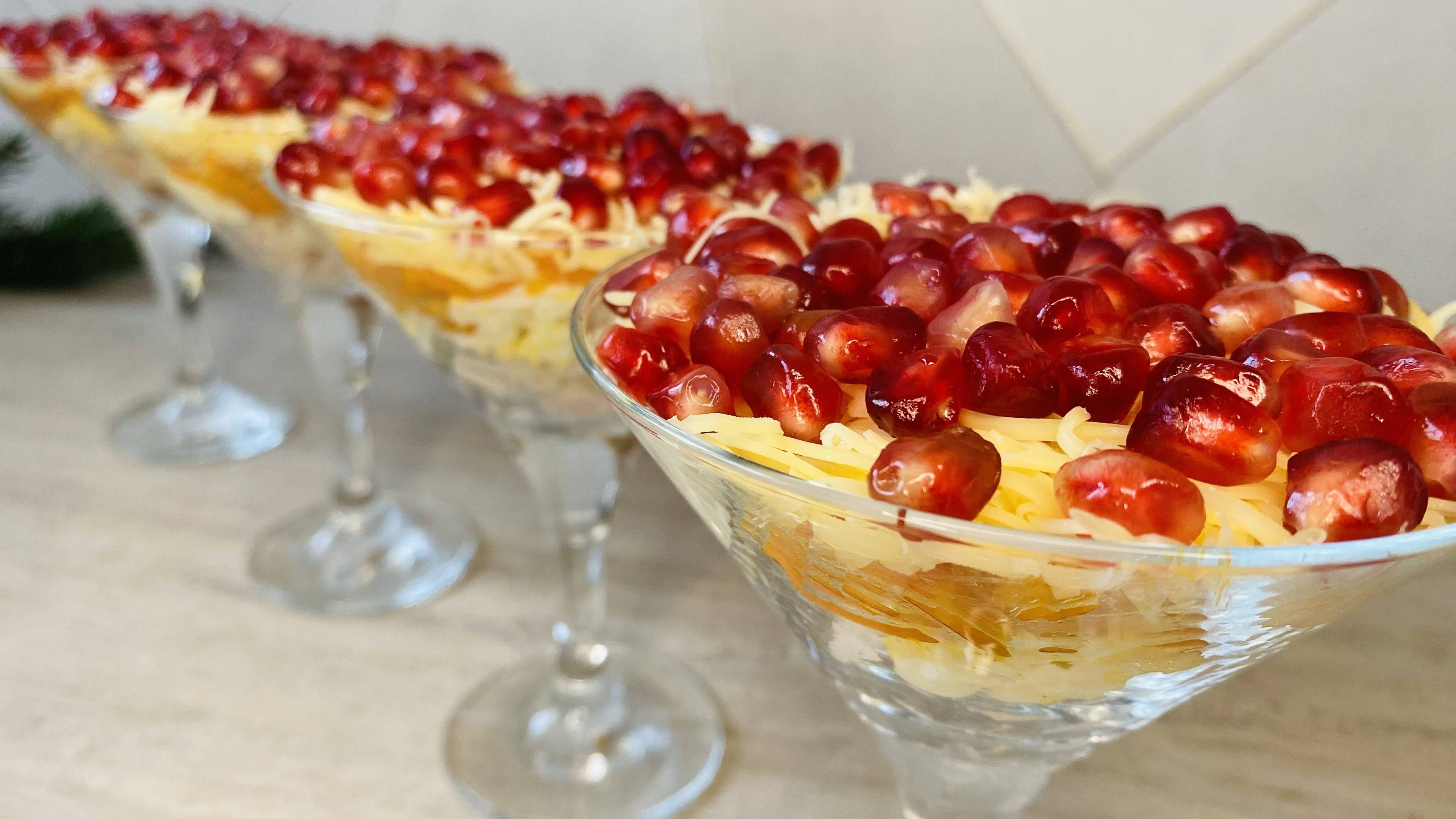 Очень ВКУСНЫЙ и КРАСИВЫЙ салат на НОВОГОДНИЙ стол! Новый год 2025! смотреть онлайн