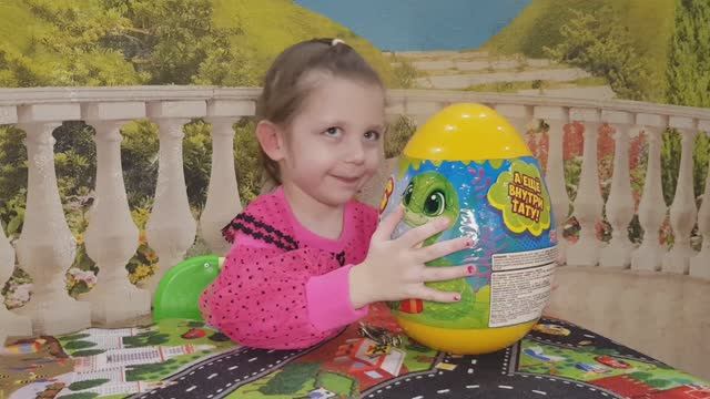 Алина распаковывает подарки смотреть онлайн