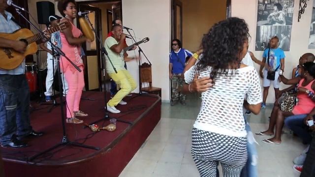 Music and dancing at the Casa de la Trova, Santiago de Cuba, Cuba смотреть онлайн