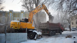 Экскаватор Hyundai Robex 200W-7. Погрузка самосвалов МАЗ-5516 и HOWO ZZ3257.