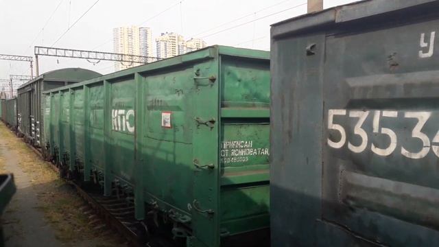 Вид из окна тепловоза ЧМЭ-3. Вагоны с техникой ст.Дарница 13 путь. смотреть онлайн