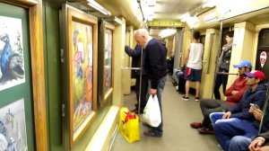Метро . вагон с картинами. Москва.
