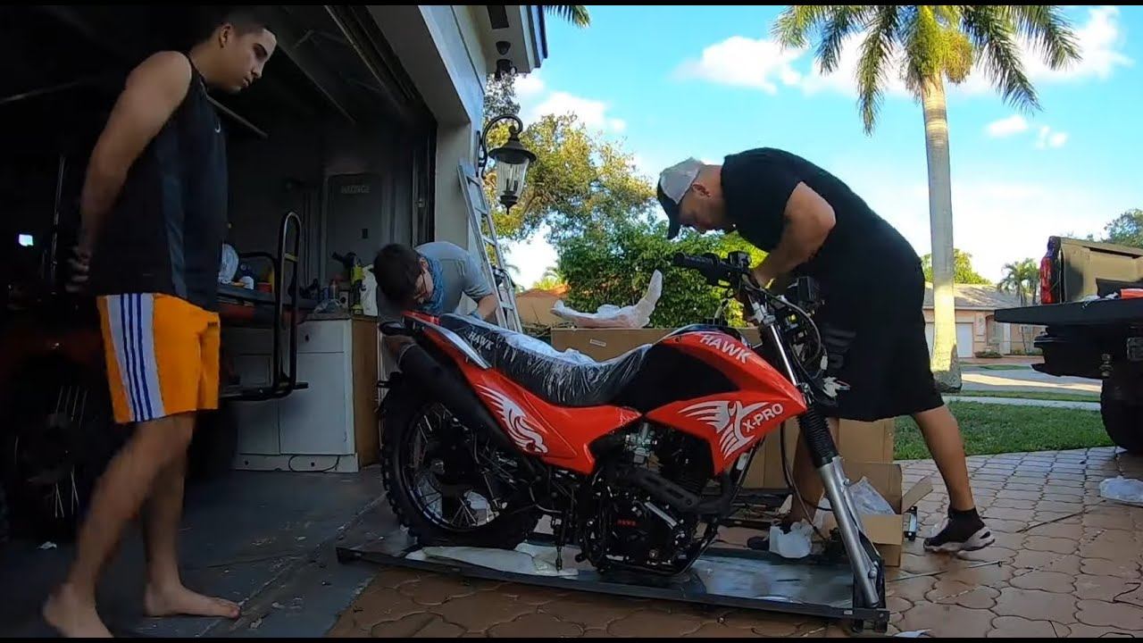 Picking Up the Hawk 250 enduro dirt bike смотреть онлайн