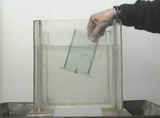 Физика. Опыты. Механика сплошных сред. Фонтан из отверстия в дне сосуда, погруженного в воду смотреть онлайн