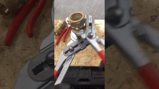 Сантехнический ASMR. Нитью Sprint обмотал резьбу. Shorts 19 смотреть онлайн