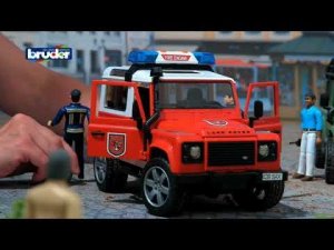 Игрушка Bruder джип Пожарный Land Rover Defender свет, звук + фигурка пожарника М1:16