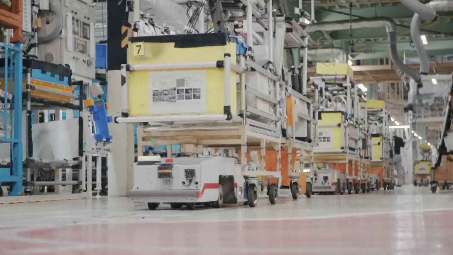 Помощники Nissan на автозаводе - автоматизированные управляемые роботы смотреть онлайн