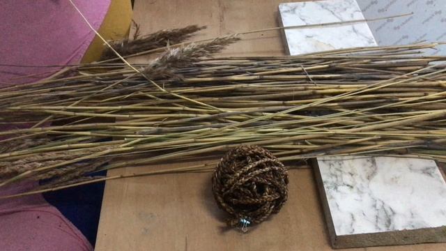 Начало декоративного забора из камыша и расчистка снега смотреть онлайн