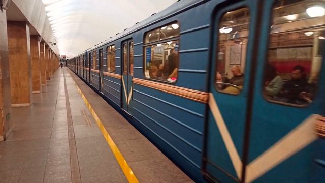 Отправление Ем-501 №6324 (Ем-501/Ема-502) со станции Выборгская смотреть онлайн