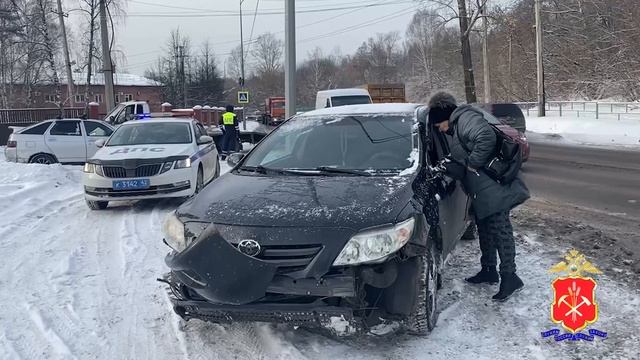В Новокузнецке сотрудники госавтоинспекции оказали помощь автомобилистке, съехавшей в кювет смотреть онлайн