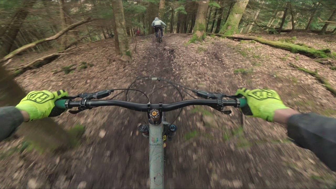 Flatout out on the natural trails! Perfect trails to test out new Rockshox Zeb forks! смотреть онлайн