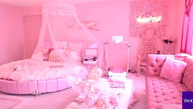 Meet the world's pinkest person, Kitten Kay Sera смотреть онлайн