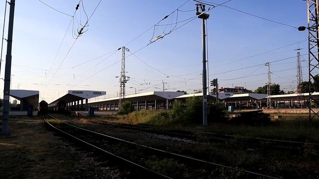 КПВ 20202 с 44 146 и ПВ 10120 с ЕМВ Сименс Дезиро пристигат в крайна гара... смотреть онлайн