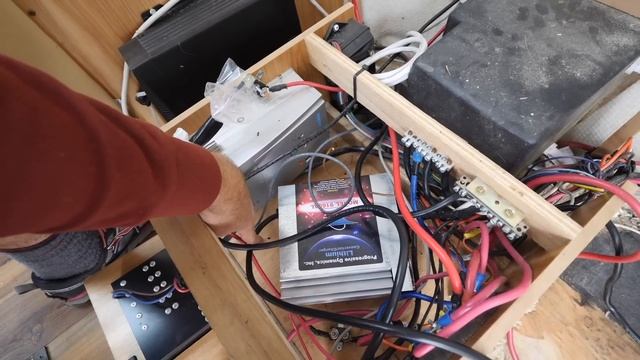 UPGRADING TO BATTLE BORN LITHIUM BATTERIES for RV Living Full Time смотреть онлайн