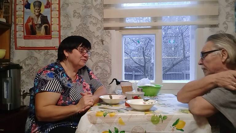 Живём на пенсии в деревне: Приготовила еды - Посидели по семейному за деревенским столом смотреть онлайн