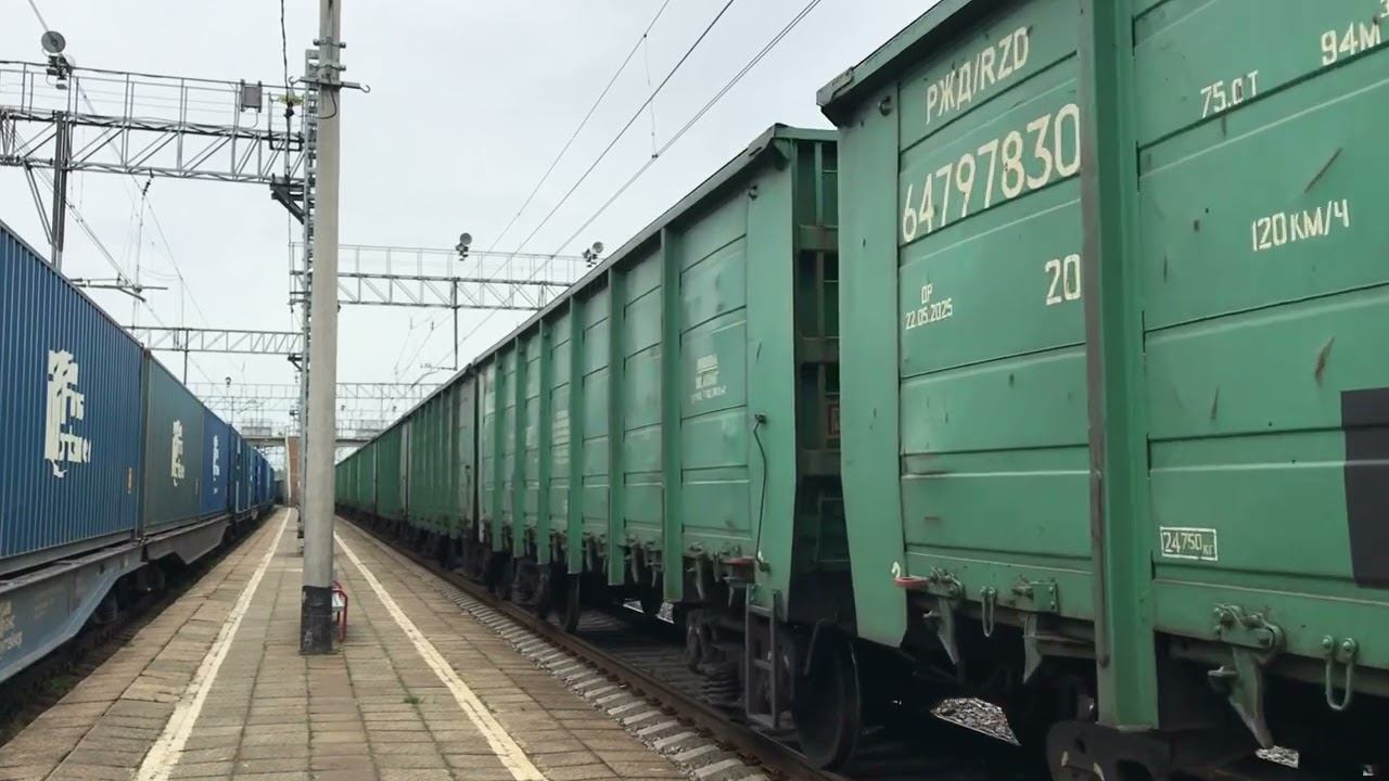 Разноцветный электровоз ВЛ11-406/469Б с полувагонами смотреть онлайн