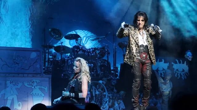 Alice Cooper - Woman Of Mass Distraction - Nita Strauss - Cherokee, N.C. 3/17/18 смотреть онлайн