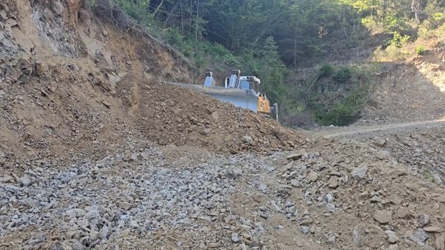 Строительство, срезаем горный склон продолжение, горная дорога