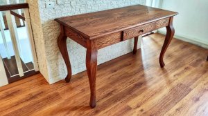 Письменный стол из дуба. Ножки кабриоль