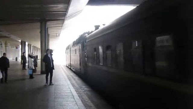 ЧС8-031 прибывает на станцию Киев-Пасс. с поездом № 30 смотреть онлайн