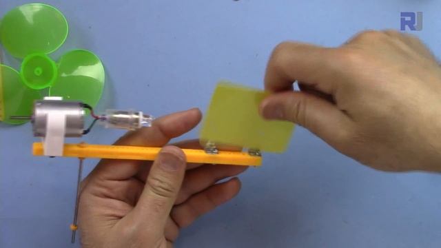 Educational mini wind turbine generates electricity when fan blows to it смотреть онлайн