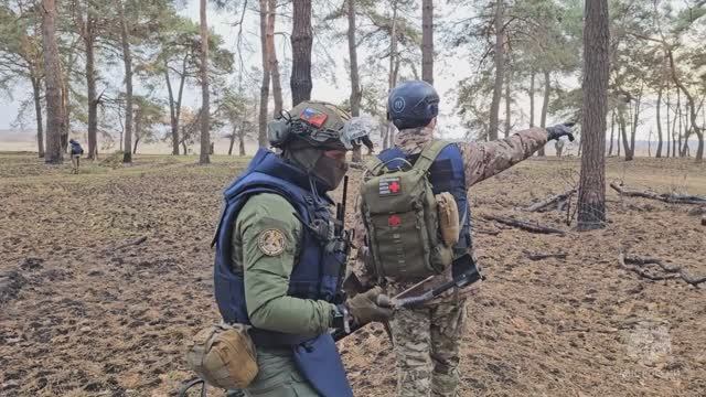 Севастопольские пиротехники МЧС России обезвредили суббоеприпасы в Курской области смотреть онлайн