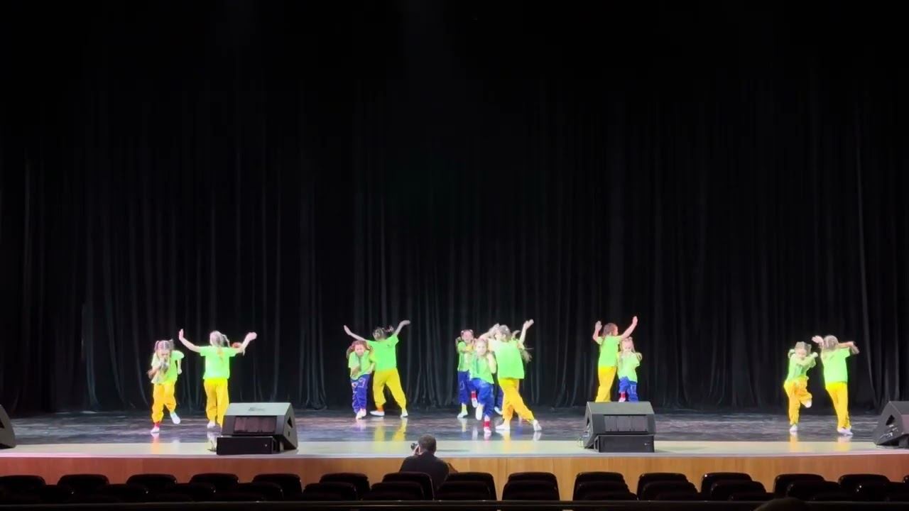 Мы — маленькие дети | Эстрадный танец | Ансамбль танца КОНТРАСТ | 5 ЗВЁЗД ФИНАЛ Казань 2024 смотреть онлайн