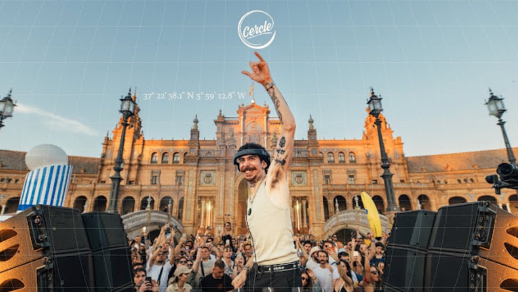 Диджей сет из сердца Испании
Mochakk at Plaza de España, in Sevilla, Spain for Cercle & Volcan X.A. смотреть онлайн