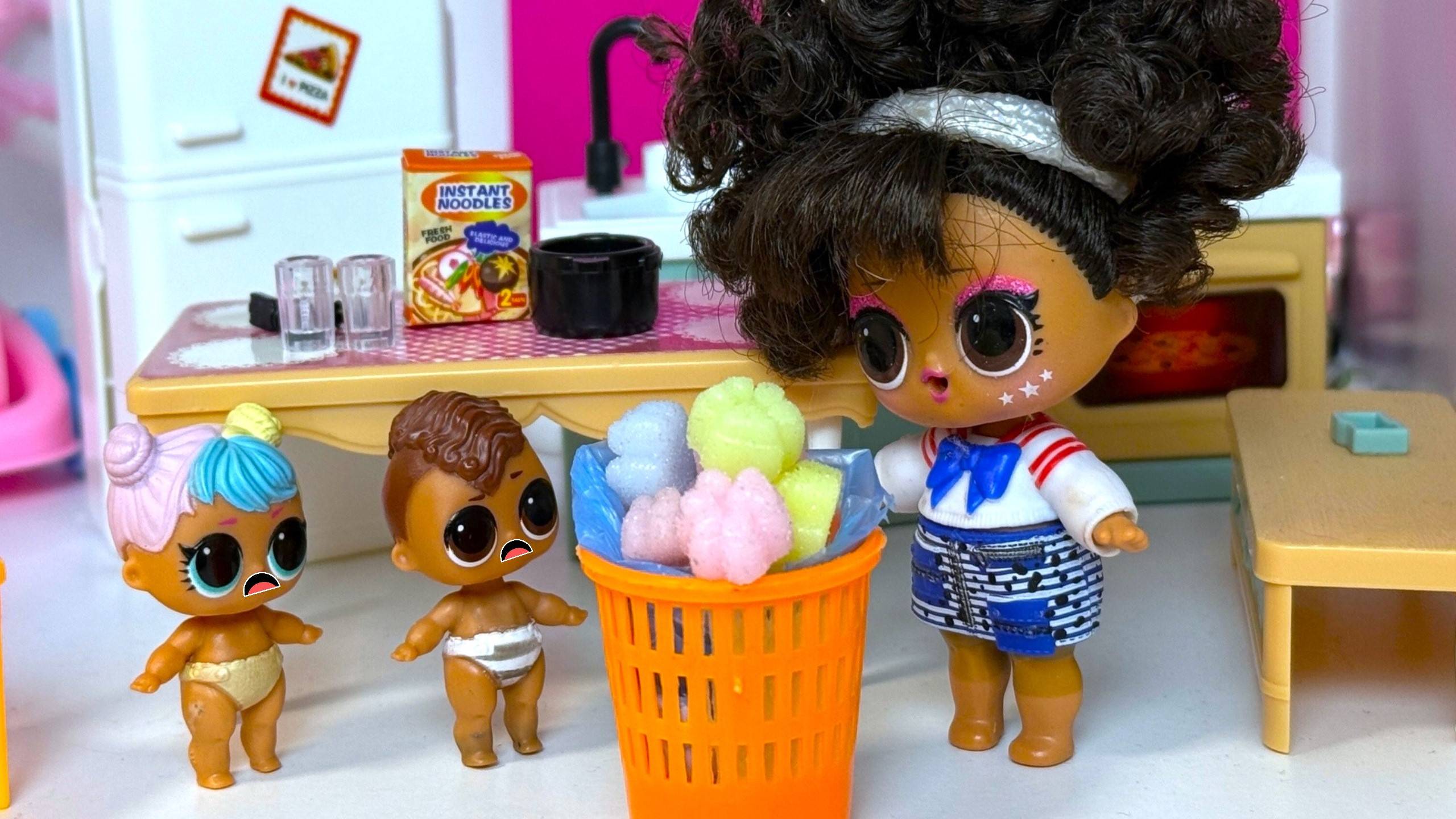 МУЛЬТИК КУКЛЫ ЛОЛ👀 НЯНЯ ВЫКИНУЛА ВСЕ ТАБА ЛАПКИ🐾🐾 Смешные мультики ДАРИНЕЛКА смотреть онлайн