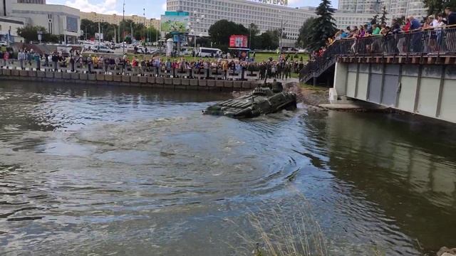 Выход БТР 80 из воды Немига смотреть онлайн