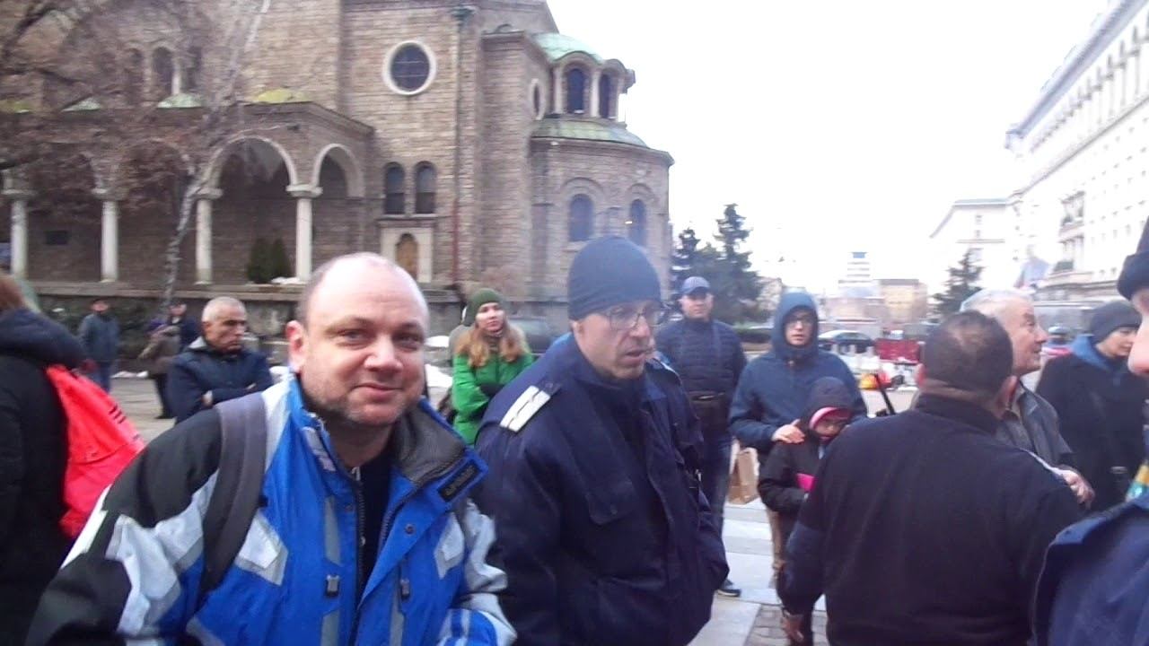Полицията сваля плакатите на руската елха пред храма "Света Неделя" смотреть онлайн