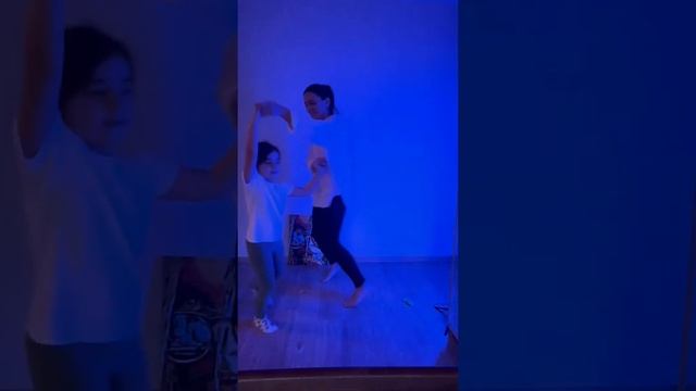 Продолжаем тренд)) Как вам? #dance #viral #мамадочка #танцуемвместе #фэмилидэнс #familydance смотреть онлайн
