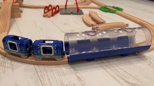 Распаковка Brio: вагоны метро с туннелем, светящиеся в темноте