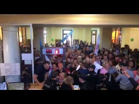 "Индустриалка" - Толпа людей врывается в горсовет в Запорожье смотреть онлайн