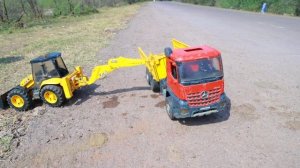 Дружные тракторы вытаскивают грузовик из воды