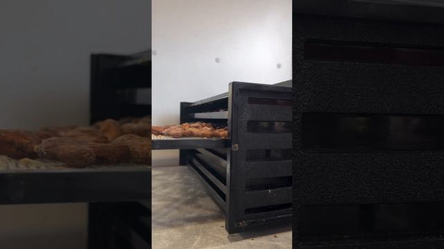 Залипательный процесс изготовления шоколада из какао-бобов в Перу смотреть онлайн