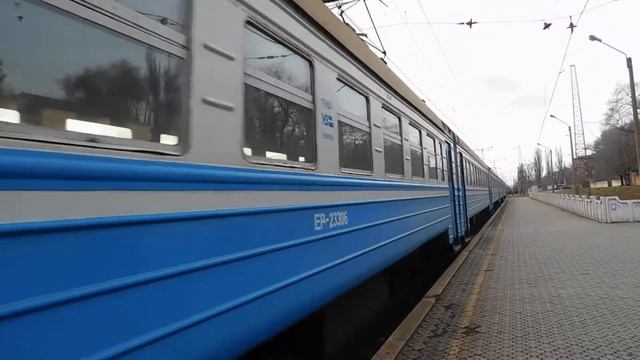 Отправление электропоезда ЭР1-233 с сообщением Никополь - Тимково со станции Кривой Рог смотреть онлайн