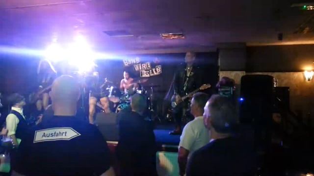 man does a funny dance @ the barbwire dolls gig смотреть онлайн