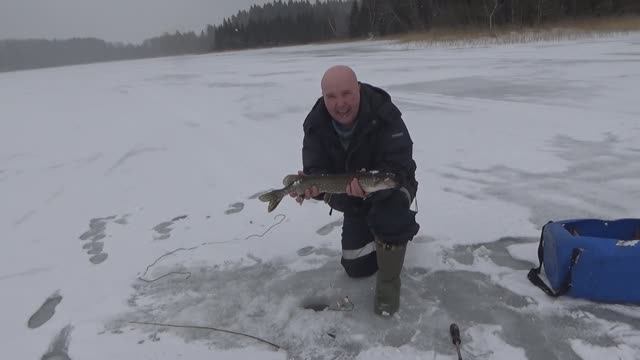 Зимняя рыбалка Пришлось достать Калашников- без него никак Сколько раз он выручал меня
