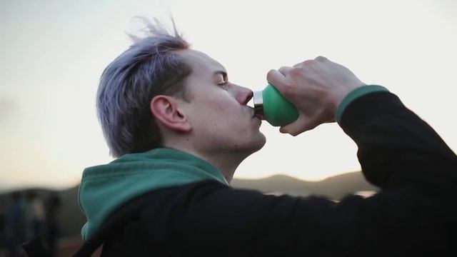 炭酸やビールも吹きこぼれずスポーツドリンクにも使える！抜群の保温・保冷力を持つ真空断熱ボトル「RevoMax2」 смотреть онлайн