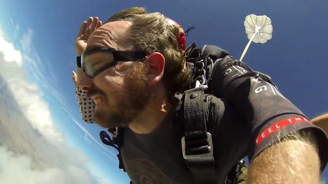 Martin Brewer's Tandem skydive! смотреть онлайн