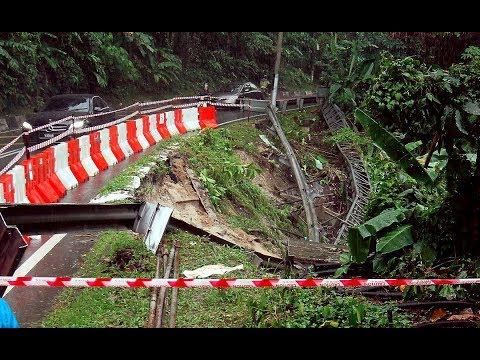 Heavy rain triggers floods, landslide in Penang смотреть онлайн