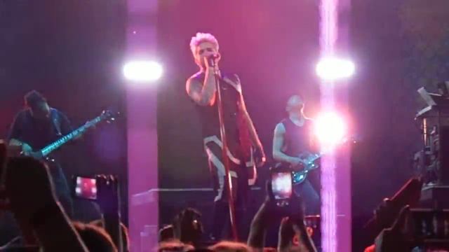 Adam Lambert - Chokehold (The Original High Tour Warsaw Poland 30.04.2016) смотреть онлайн