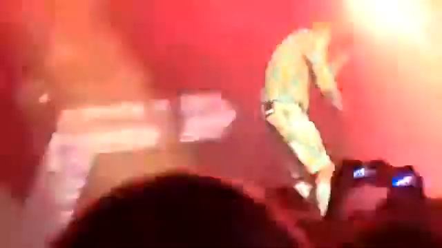 08 03 2014 Stromae @ Amiens au zénith Papaoutai смотреть онлайн