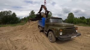 Монстр из СССР грузит гравий! ЗИЛ-130 везет 5000 кг. Работаем на доставке!