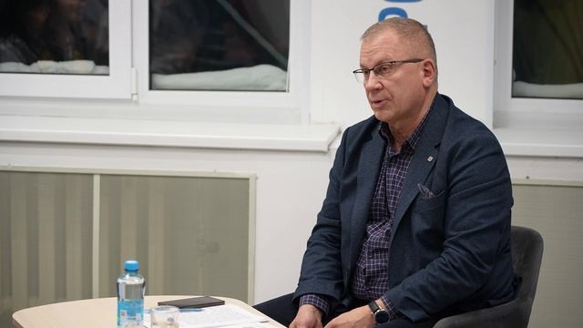 Глава Андрей Кугаевский встретился с коллективом Новопортовской школы ВК смотреть онлайн