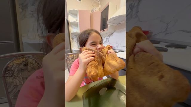 У кого такой же аппетит? #аппетит #хачапури #shortsvideo #едимдома #нашзвериныйаппетит #папаможет смотреть онлайн