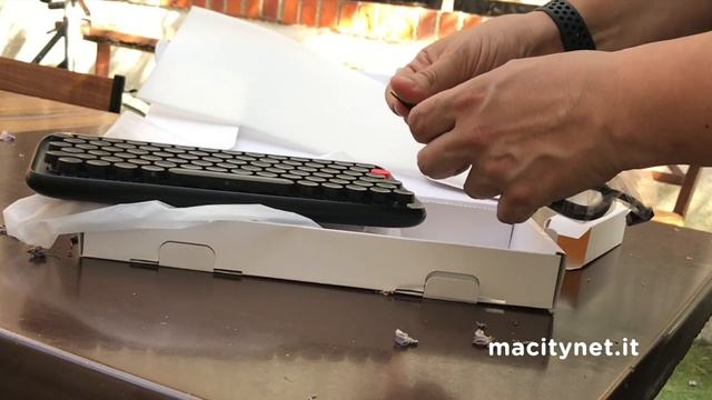 Lofree Keyboard unpacking [macitynet.it] смотреть онлайн